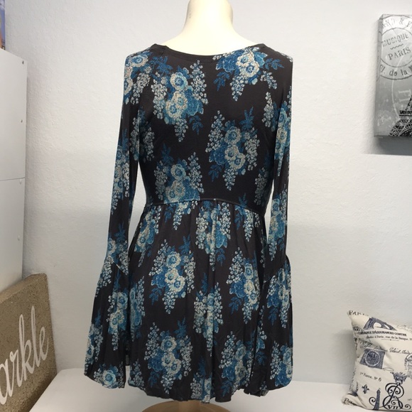 Free People | Deep V-neck, Speak Easy Floral Bell Sleeve Boho Blouse - Small - Picture 8 of 9